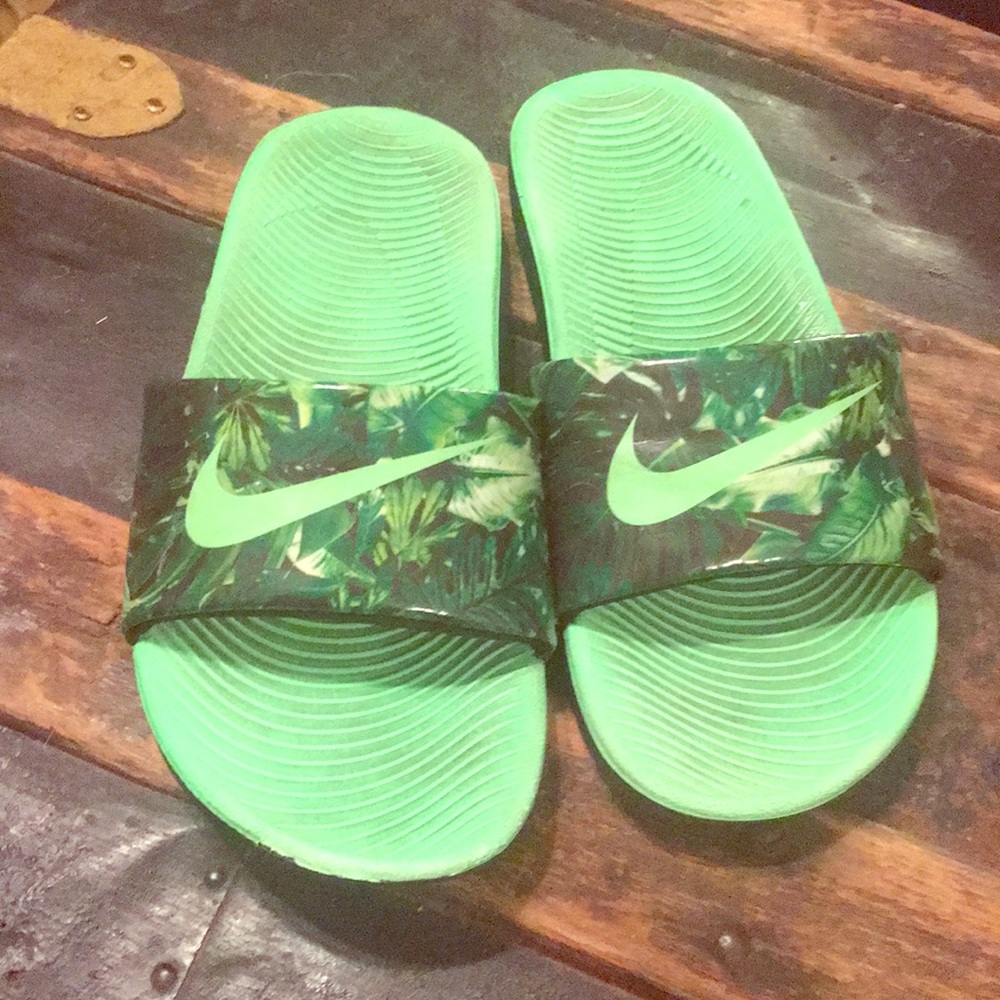 Nike soccer slides lime green EUC!!!